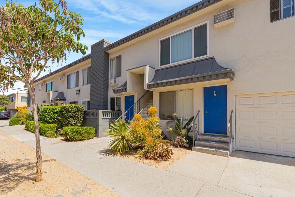 1811 S Bentley Ave (Brazilia Apts)