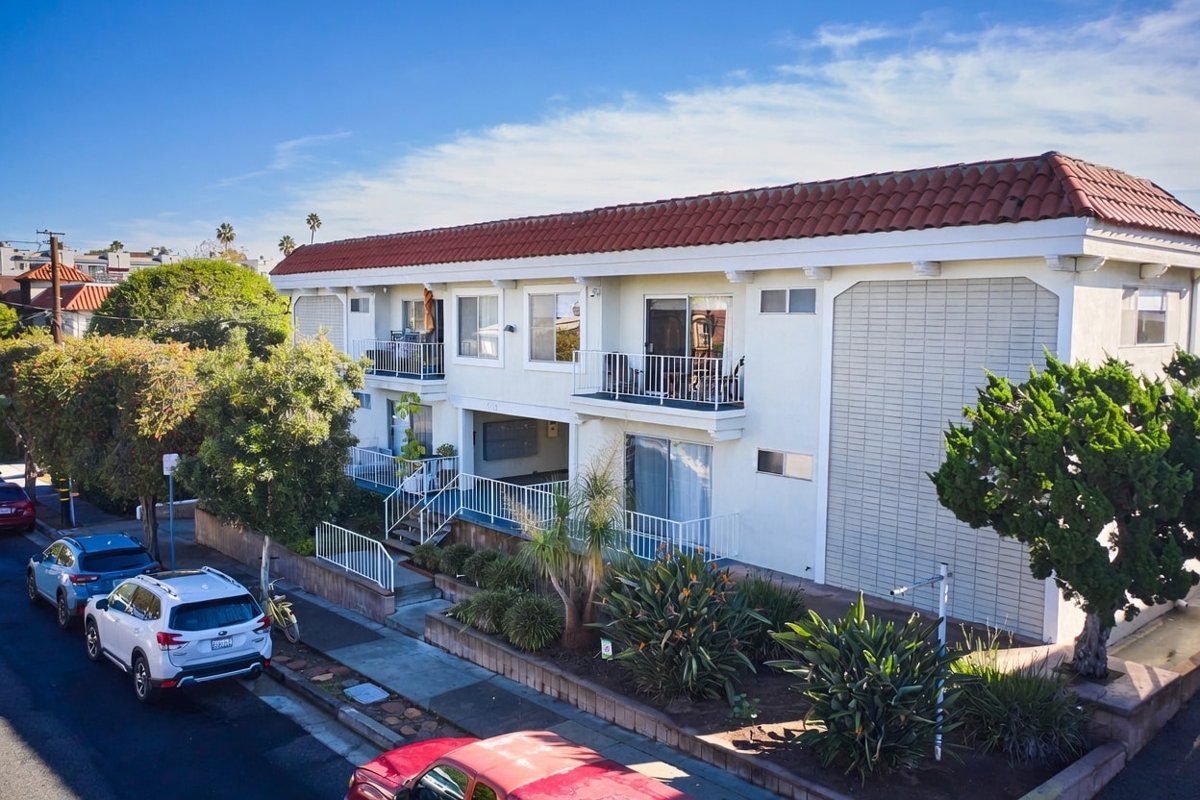 2626 Cloverfield Blvd