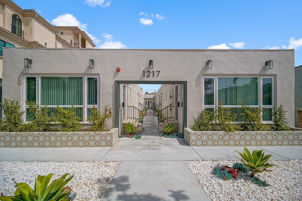8468 Fountain Ave