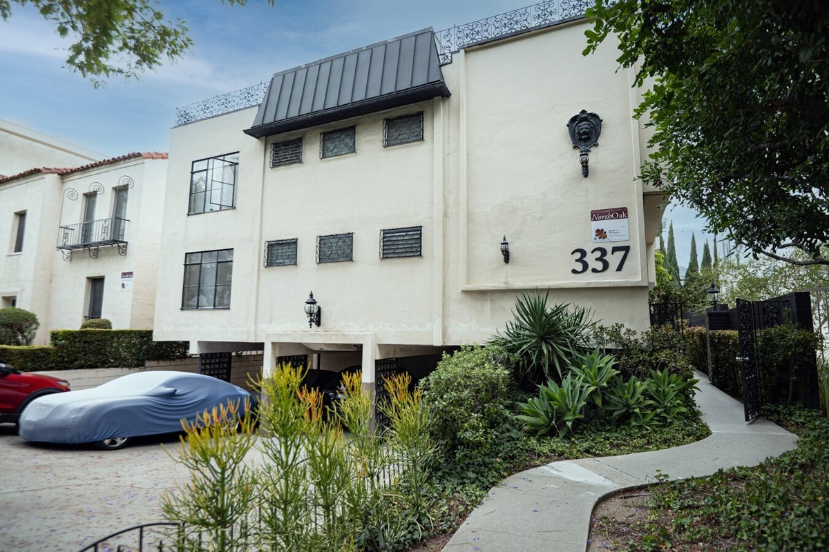 Beverly Hills double lot (18 units, 2 bldgs)